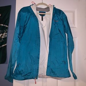 Patagonia women’s medium lightweight rain jacket